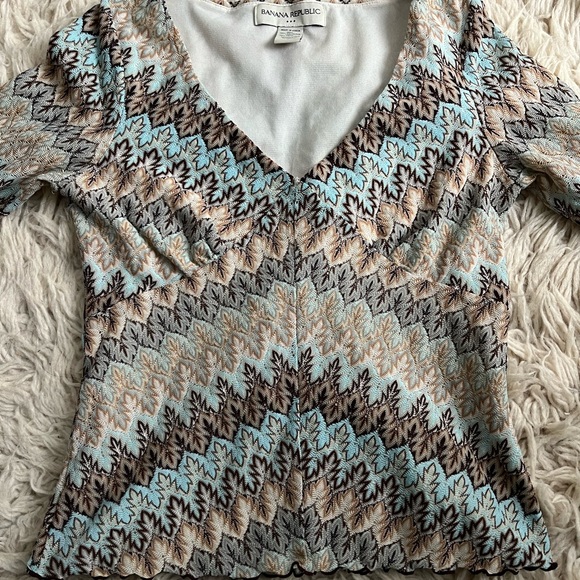 Banana Republic southwestern patterned V-Neck Women's Top - Picture 2 of 6